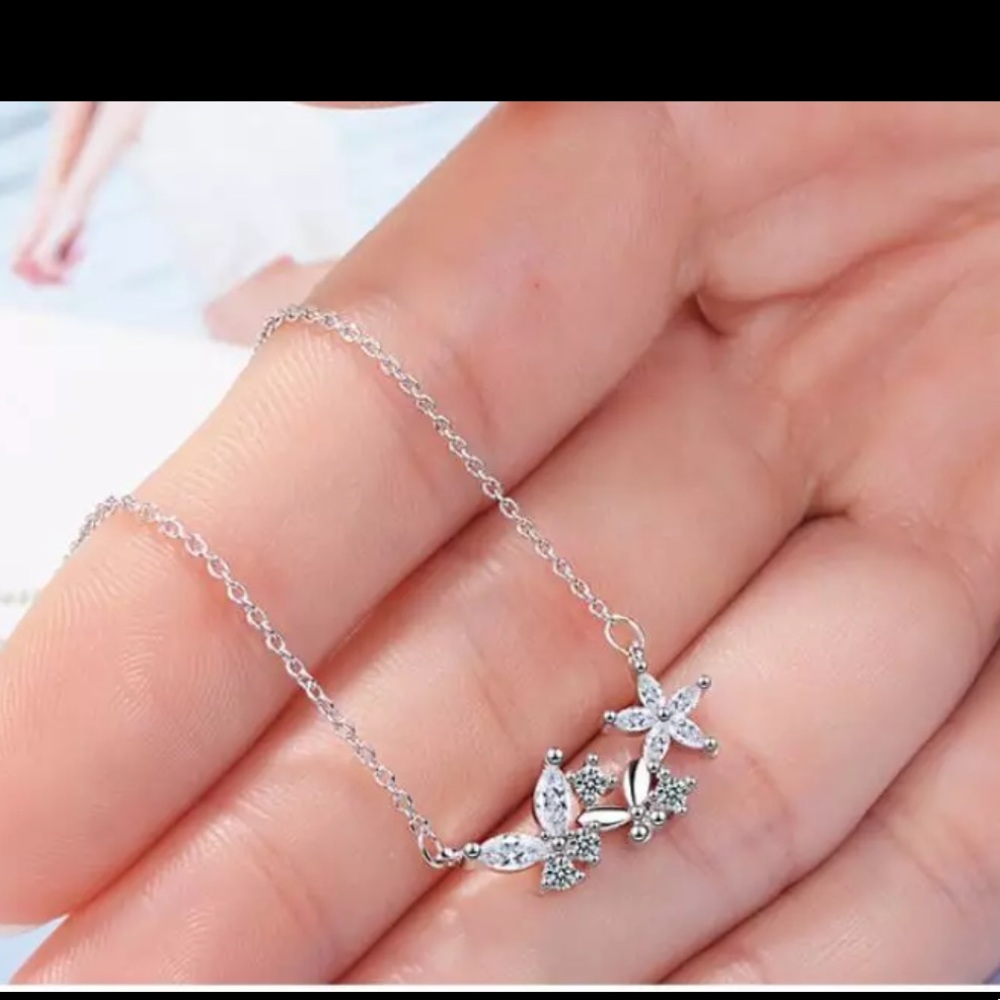 🌟 Sterling Silver 925 Butterfly 🦋 Necklace - Picture 3 of 4